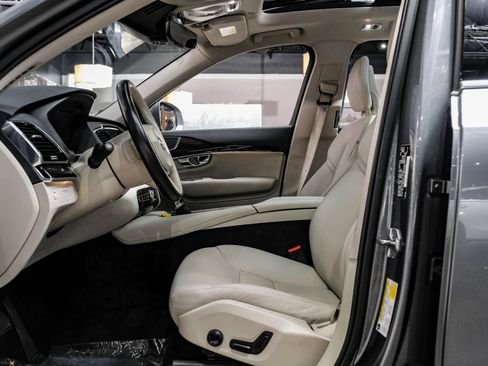 Used 2017 Volvo XC90 T6 Momentum w/ Convenience Package AWD/4WD image 5