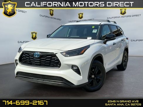 Used 2024 Toyota Highlander LE image 1