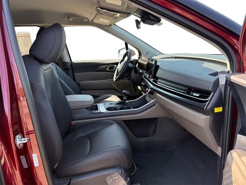 New 2025 Kia Carnival image 15