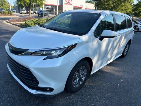 Used 2025 Toyota Sienna XLE FWD image 1