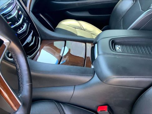 Used 2019 Cadillac Escalade Premium Luxury AWD/4WD image 17