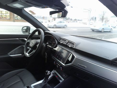 Used 2025 Audi Q3 2.0T Premium image 16