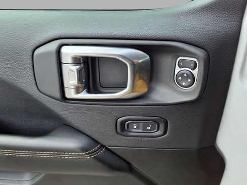 Used 2025 Jeep Wrangler Unlimited Sahara AWD/4WD image 20