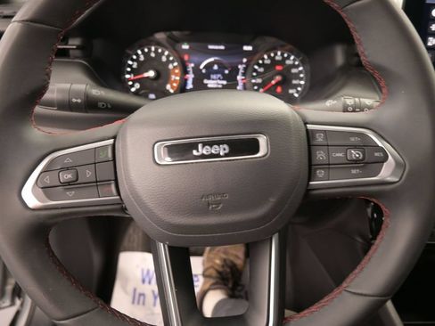 Used 2025 Jeep Compass Trailhawk AWD/4WD image 38