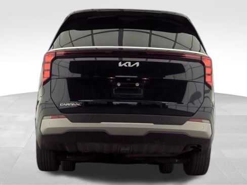 Used 2025 Kia Carnival FWD image 8