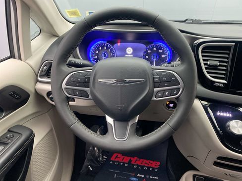 Used 2024 Chrysler Pacifica Touring-L FWD image 16