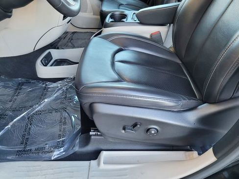 Used 2023 Chrysler Pacifica Touring-L image 24