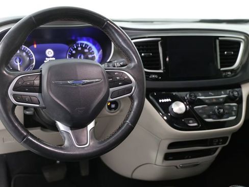 Used 2020 Chrysler Pacifica Touring-L Plus image 3