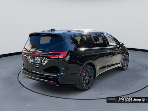 New 2026 Chrysler Pacifica Limited w/ Uconnect Theater Family Group image 5