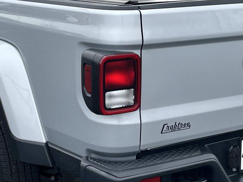 Used 2024 Jeep Gladiator Sport image 5