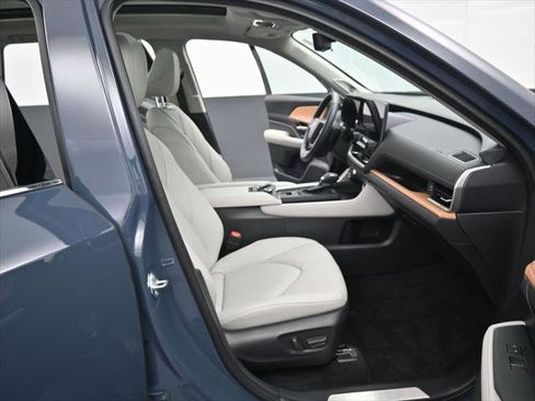 Certified 2024 Toyota Grand Highlander AWD image 39