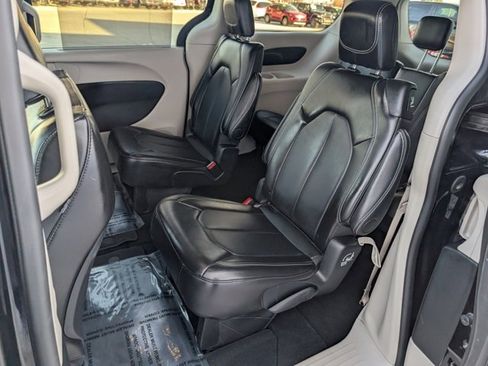 Used 2024 Chrysler Pacifica Touring-L image 17