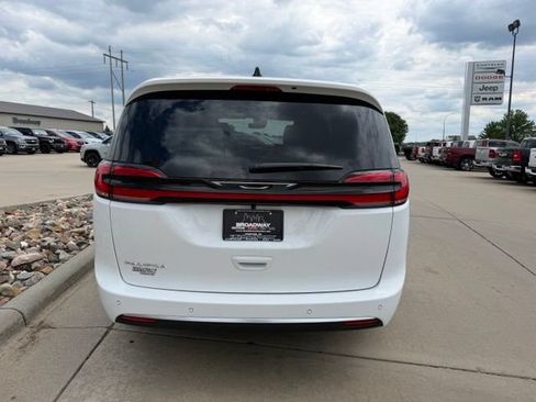 New 2027 Chrysler Pacifica Select FWD image 7
