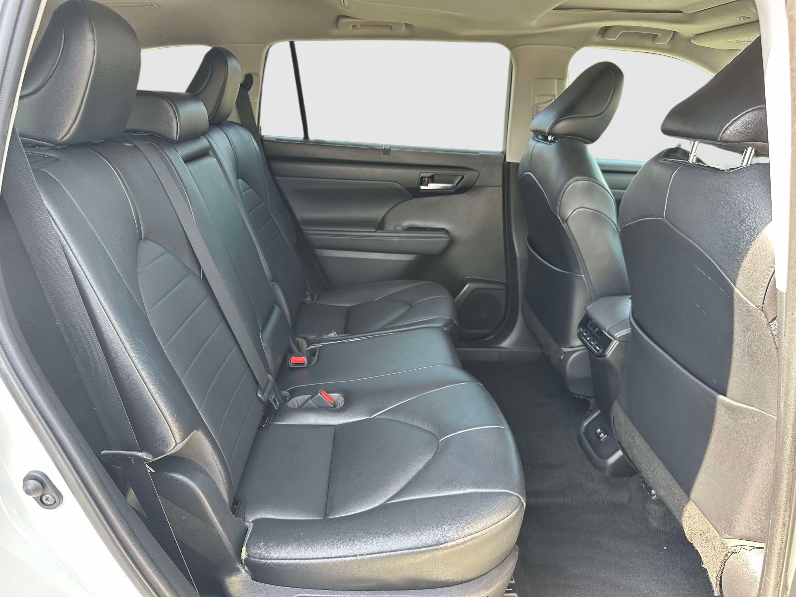 Used 2021 Toyota Highlander XLE AWD/4WD image 10