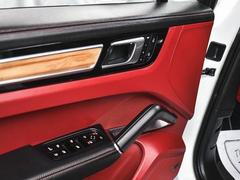 Used 2023 Porsche Cayenne Turbo S image 10