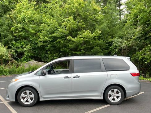 Used 2020 Toyota Sienna L FWD image 28