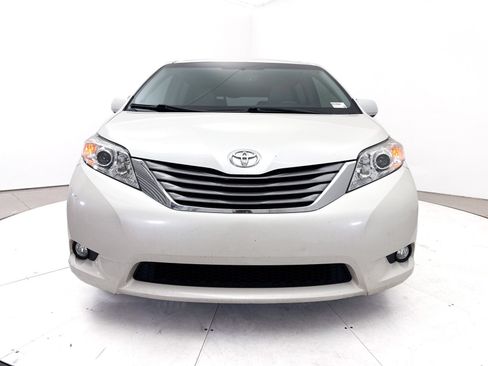 Used 2015 Toyota Sienna XLE FWD image 2