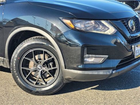 Used 2018 Nissan Rogue SV image 9