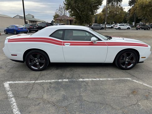 Used 2013 Dodge Challenger SXT image 3