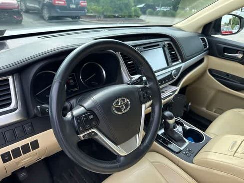 Used 2016 Toyota Highlander XLE AWD/4WD image 6