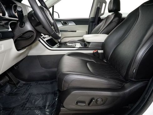 Certified 2024 Kia Carnival LX image 9