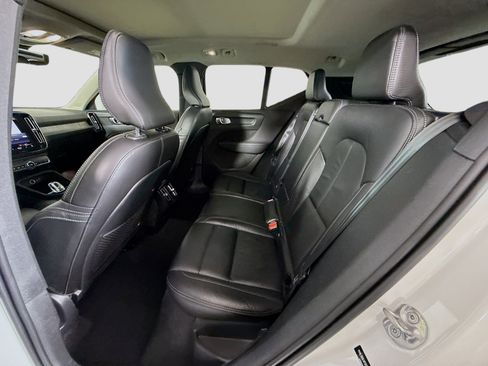 Used 2023 Volvo XC40 B5 Plus image 25