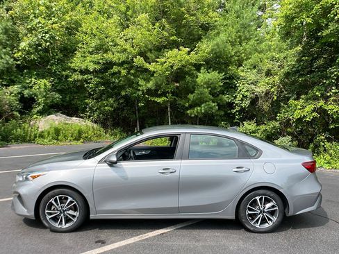Used 2023 Kia Forte LXS FWD image 2