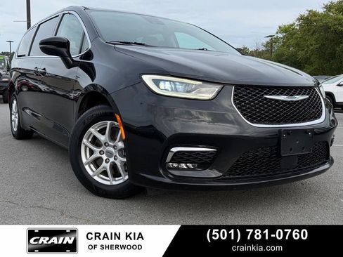 Used 2023 Chrysler Pacifica Touring-L FWD image 1