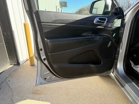 Used 2021 Jeep Grand Cherokee Laredo X image 16