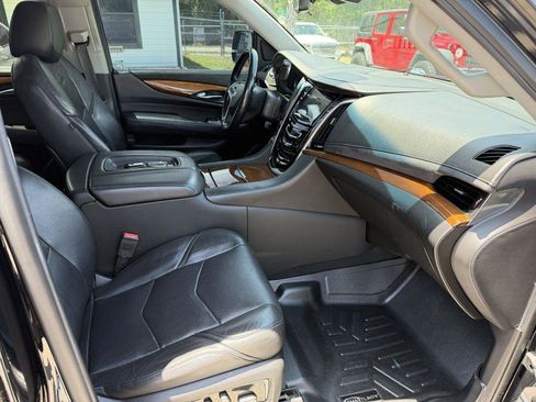 Used 2019 Cadillac Escalade ESV Luxury AWD/4WD image 10
