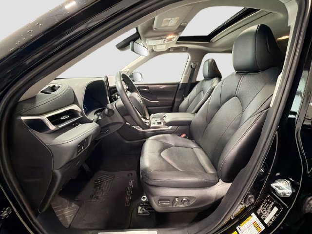 Certified 2025 Toyota Highlander Limited AWD/4WD image 17
