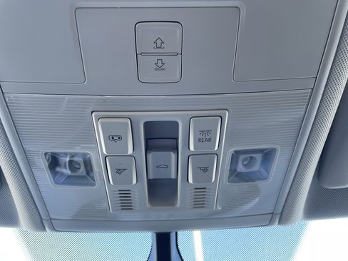 Used 2018 Volkswagen Tiguan SE w/ Panoramic Sunroof Package image 34