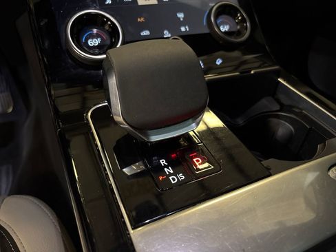 Used 2021 Land Rover Range Rover Velar R-Dynamic S image 23