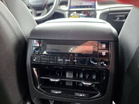 Used 2023 Jeep Grand Cherokee L Limited w/ Luxury Tech Group II AWD/4WD image 16