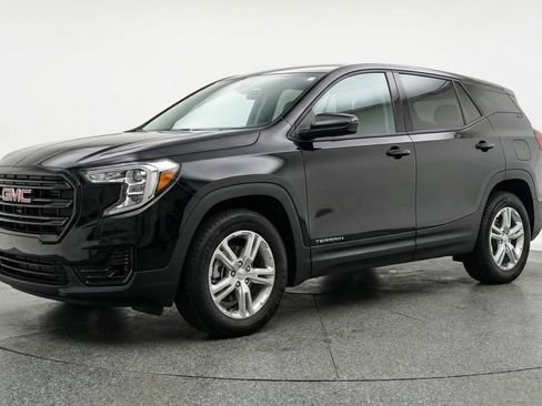 Used 2024 GMC Terrain SLE image 3
