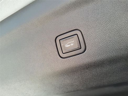 Used 2021 Chevrolet Tahoe Premier w/ Premium Package image 9