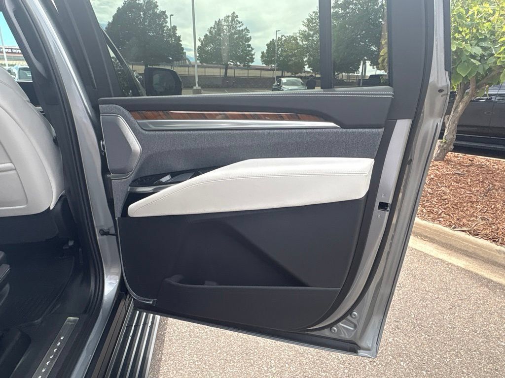 Certified 2025 Cadillac Escalade ESV Sport Platinum RWD image 25