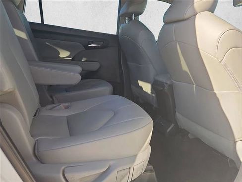 Used 2023 Toyota Highlander XLE image 19