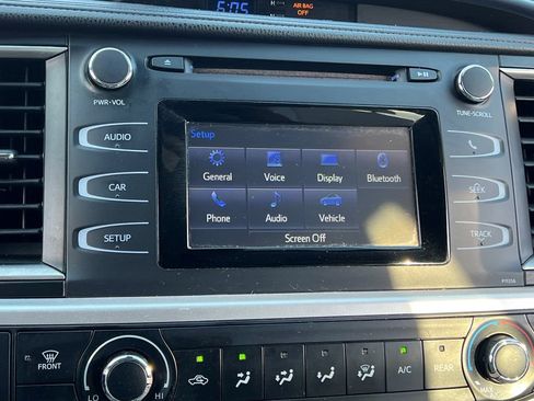 Used 2018 Toyota Highlander LE AWD/4WD image 14