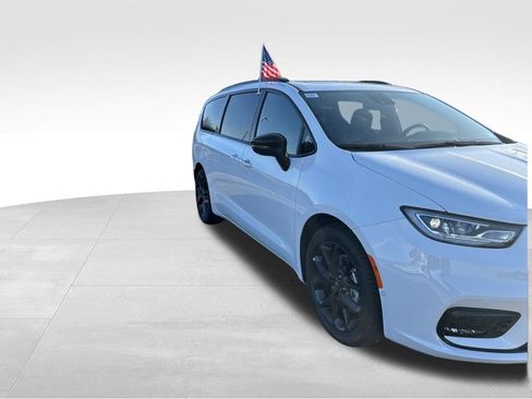 New 2026 Chrysler Pacifica Select w/ S Appearance Package image 9