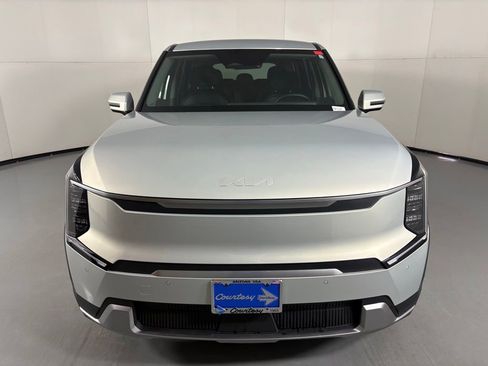 Used 2024 Kia EV9 Light RWD image 3