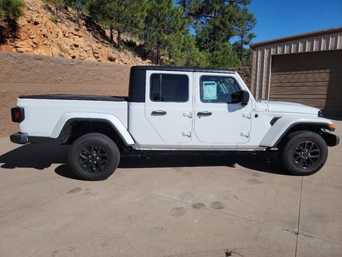 Used 2022 Jeep Gladiator Sport AWD/4WD image 4