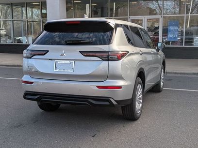 New 2026 Mitsubishi Outlander ES