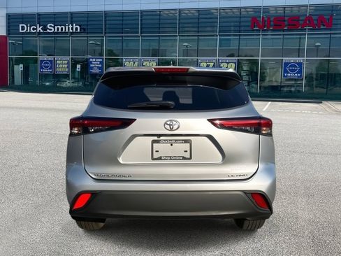 Used 2024 Toyota Highlander LE image 4