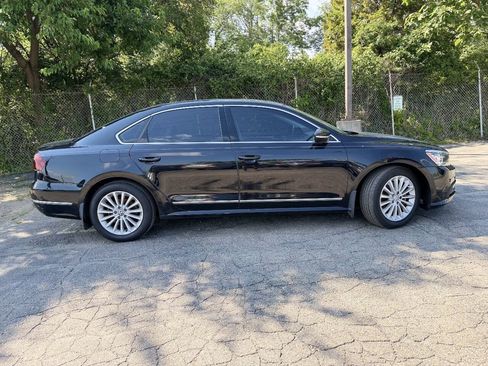 Used 2017 Volkswagen Passat 1.8T SE w/ SE Lighting Package FWD image 2