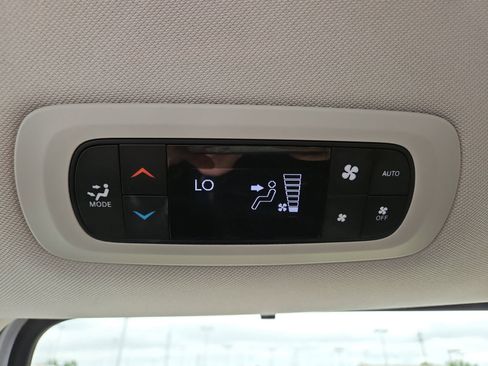 Used 2024 Chrysler Pacifica Touring-L FWD image 19
