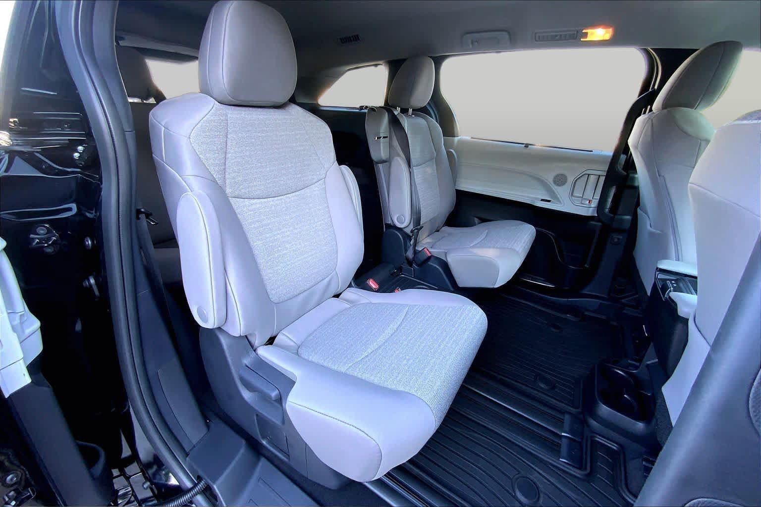 Used 2026 Toyota Sienna LE FWD image 34