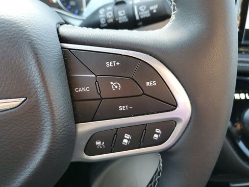 Used 2025 Chrysler Pacifica Select image 17