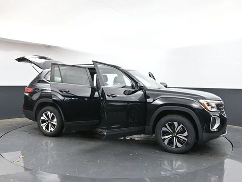 Used 2025 Volkswagen Atlas SE FWD image 40