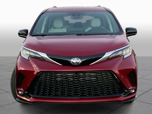 Used 2024 Toyota Sienna XSE image 4